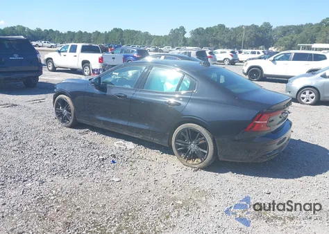 2024 Volvo S60 B5 Plus Black Edition z USA, uszkodzony, nr VIN 7JRL12TH0RG308329